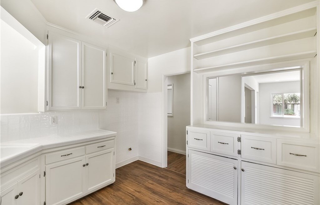 Building Photo - 6434 Densmore Ave