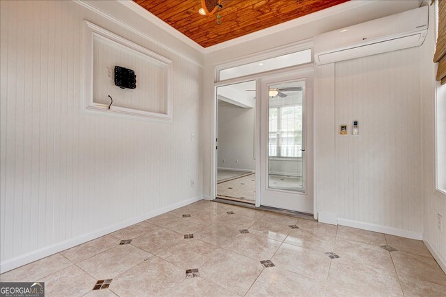 Building Photo - 1033 Pinehurst Dr