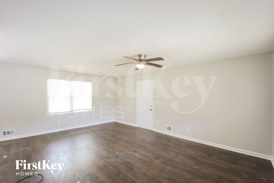 Building Photo - 642 Roxbury Dr