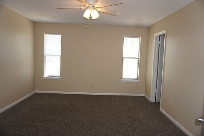 Building Photo - 3 bedroom/2 bathroom townhome
