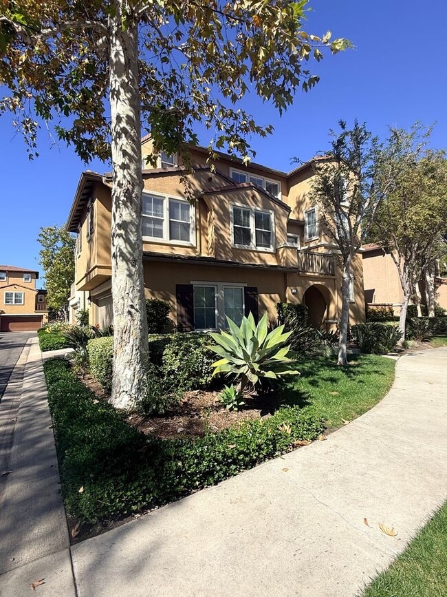 Building Photo - Beautiful Tri-Level Home in Prestigious Oa...