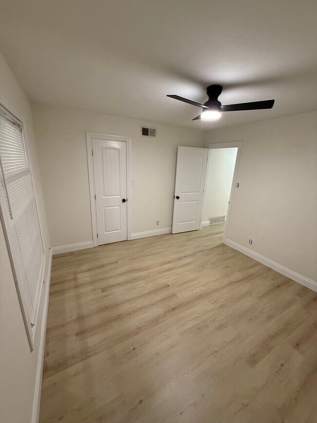 Building Photo - 305 Waller St