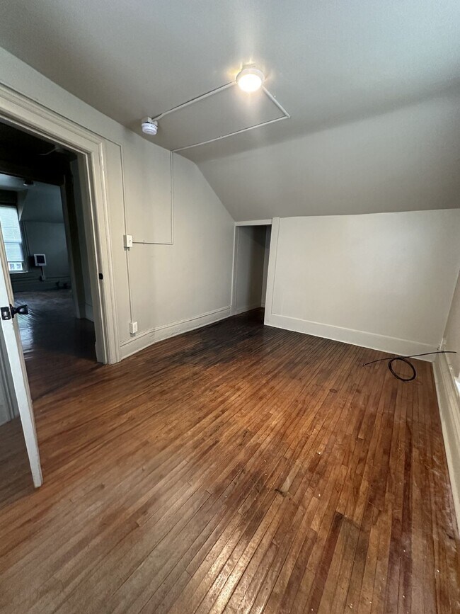 Building Photo - 3 Bed 1 Bath very close to UWEC available ...