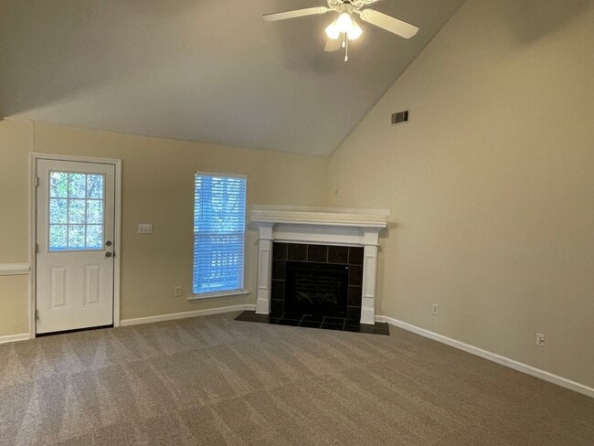 Building Photo - 612 Lory Ln