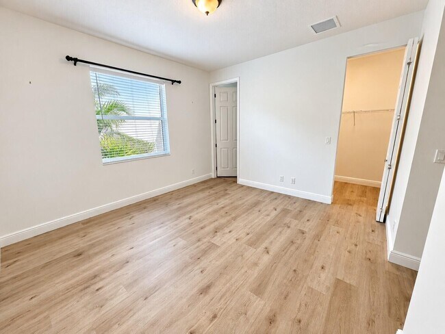 Building Photo - 12170 SW Bennington Cir