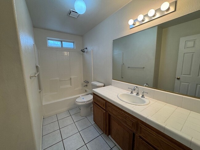 Building Photo - NE Bakersfield home with a sunroom!