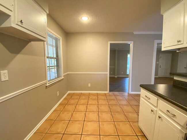 Building Photo - 3 bedroom 2 bathroom near Sycamore View an...