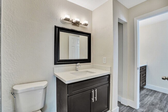 Building Photo - 2BED/1BATH renovated apartment ready to MO...