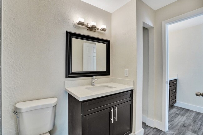 Building Photo - 2BED/1BATH renovated apartment ready to MOVE IN!