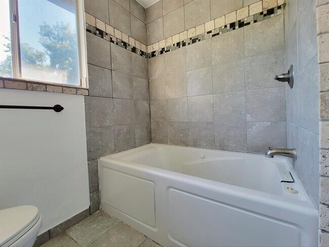 Building Photo - 712 Arthur Dr