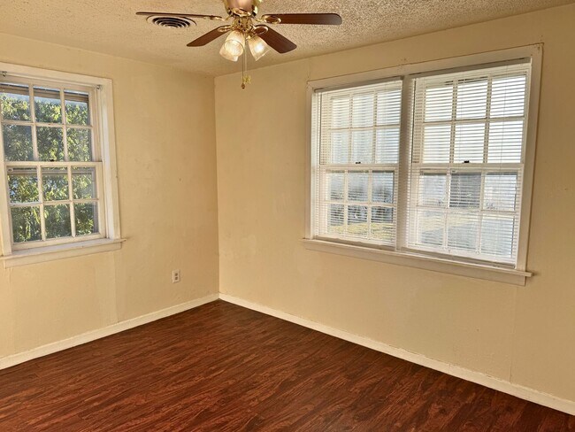 Building Photo - Affordable 2 Bed 1 Bath In Wendover Hills