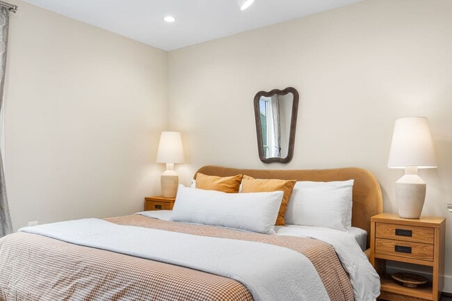 Building Photo - Stylish 2BR/2BA Bi-Level Condo with Private Roof Deck and Covered Parking!