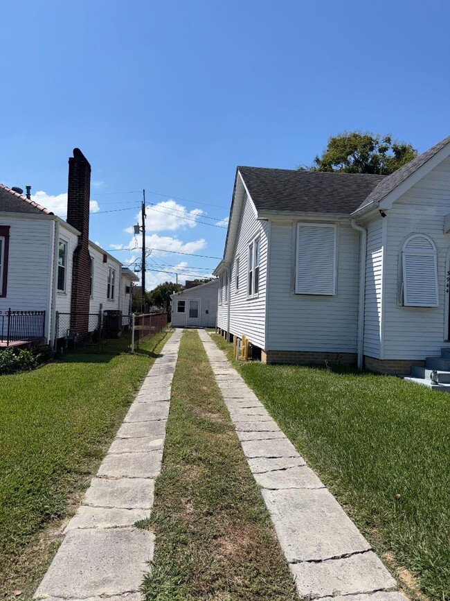 Building Photo - 3944 Clermont Dr