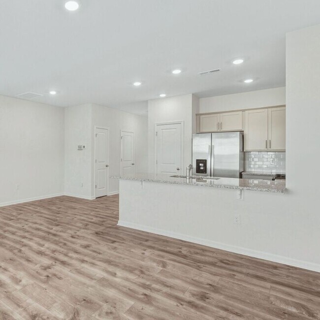 Building Photo - 153 Leo St