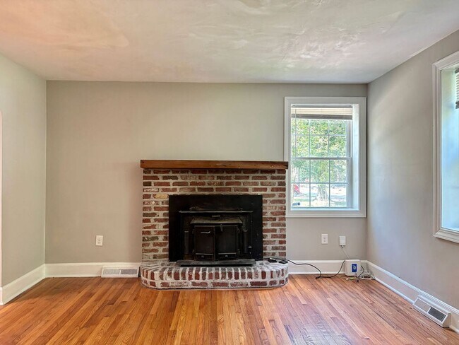 Building Photo - Available now. WATER & SEWER INCLUDED! Gre...