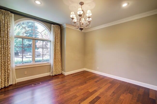 Building Photo - 4Bd+Den/4.5Ba Clyde Hill House