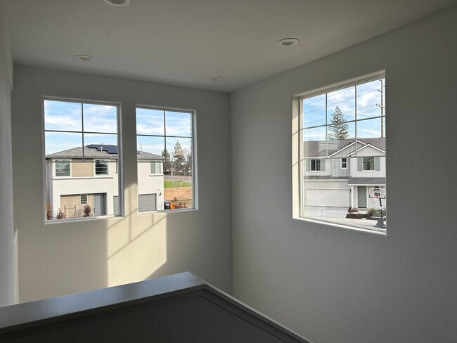 Building Photo - Lovely newer home on a corner lot!