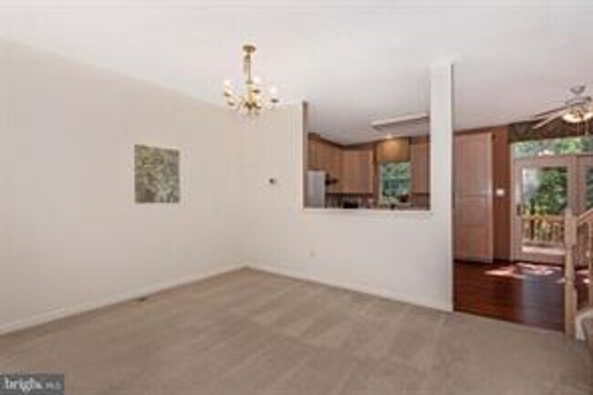 Building Photo - WELL MAINTAINED TOWNHOUSE WITH ONE CAR GARAGE, DECK,