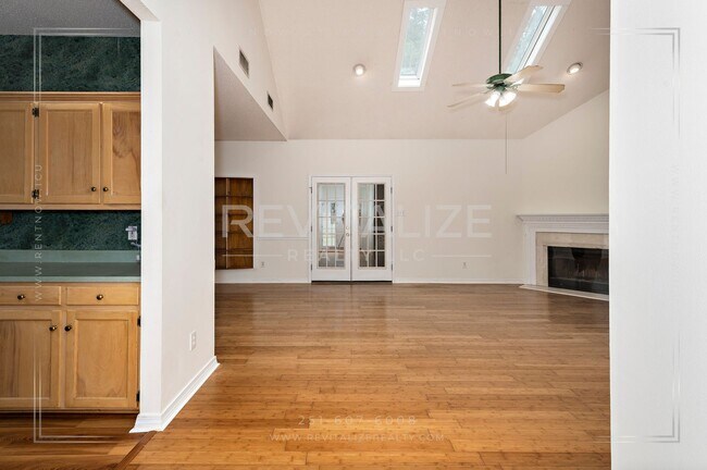 Building Photo - Daphne 3BR/2BA + Bonus Den – Spacious, Stylish & Full of Charm!