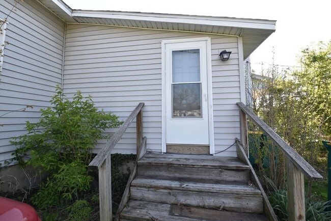 Building Photo - Close to Downtown Mishawaka- 2 bedroom duplex apartment