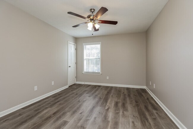 Building Photo - 3-Bedroom Home with Deck in La Vergne