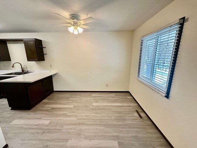 Building Photo - Elegant Townhome Living in a Prime Eagan Location!!