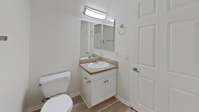 Building Photo - Woodland Hills 2/Bedroom and Loft Condo!