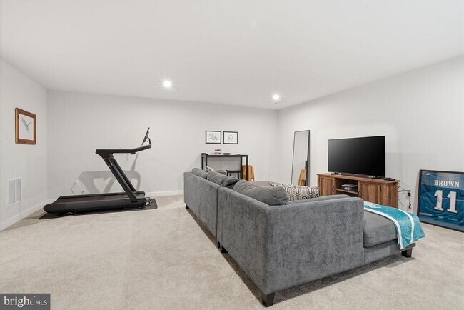 Building Photo - 60 Pratt Ln