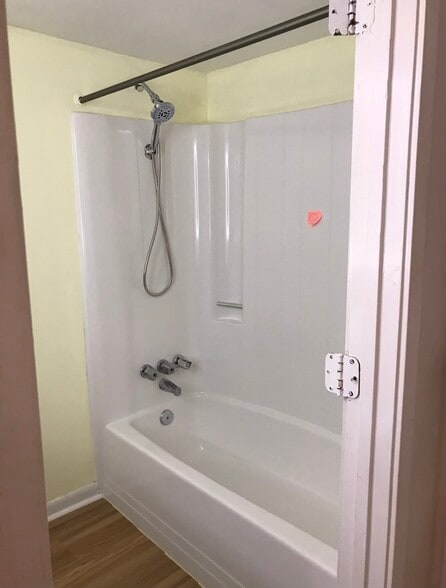Shower with hose - 454 Racine Dr