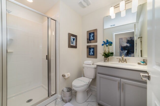 Building Photo - For Rent - Pool Townhome with 5 Bedroom 4 ...