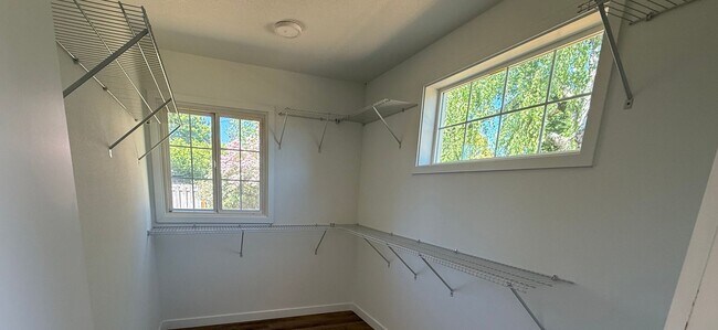 Building Photo - Well-cared-for home with strong curb appeal and quality updates in Southeast Portland.