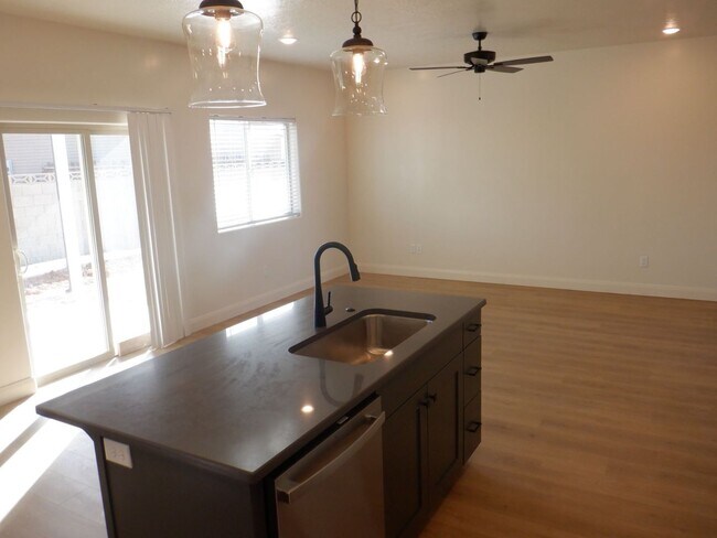 Building Photo - Move-In Bonus - 3 Bed - 2.5 Bath, Newer Co...