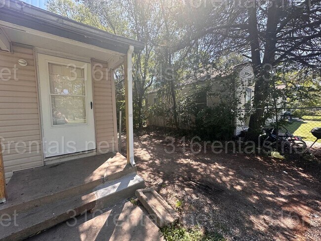 Building Photo - $525 - 1 bed 1 bath - Duplex