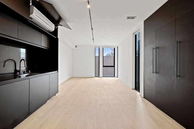 Building Photo - Modern 1 Bed, 1 Bath Condo @ 10th & Howard...