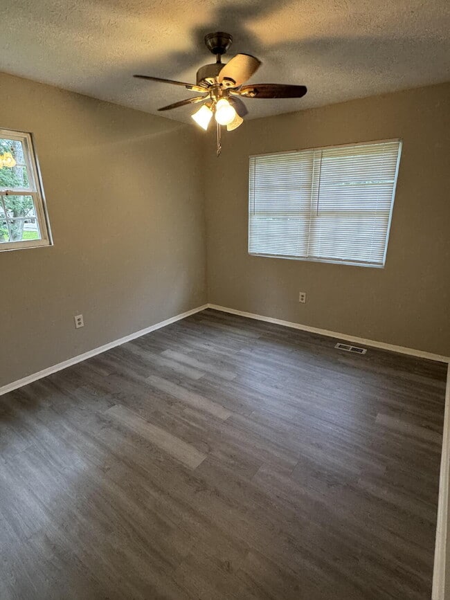 Building Photo - Fully Renovated 3 Bed 2 Bath Now Available for Rent!!