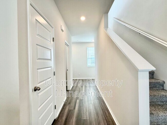 Building Photo - 40617 Birchfield Dr