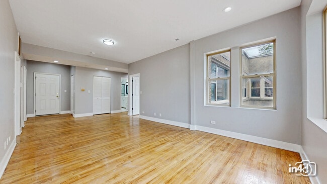 Building Photo - 3925 W Ainslie St
