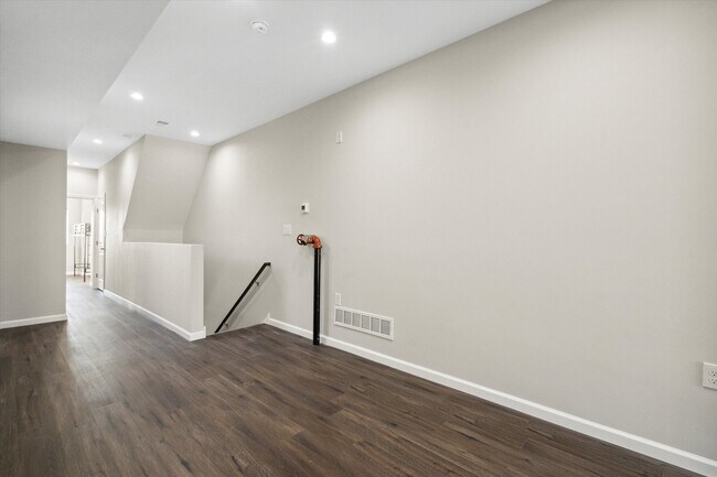 Building Photo - 2025 N 16th St