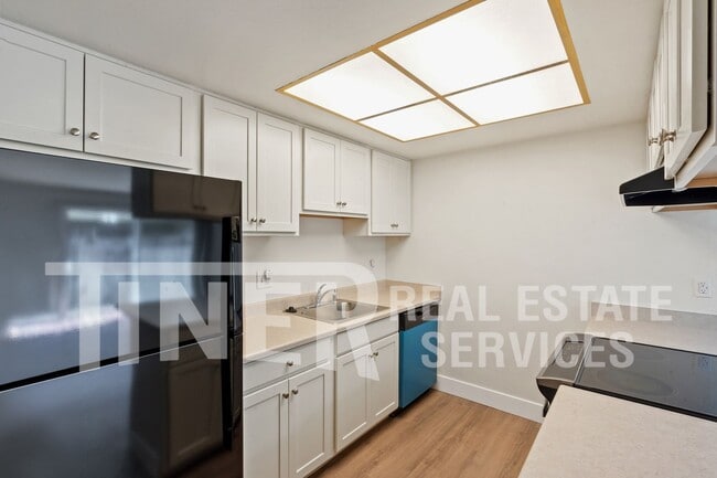 Building Photo - 9140 Nasreen Dr