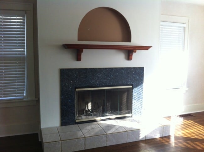 Building Photo - 2 Bedroom Country Charm in Elkhart