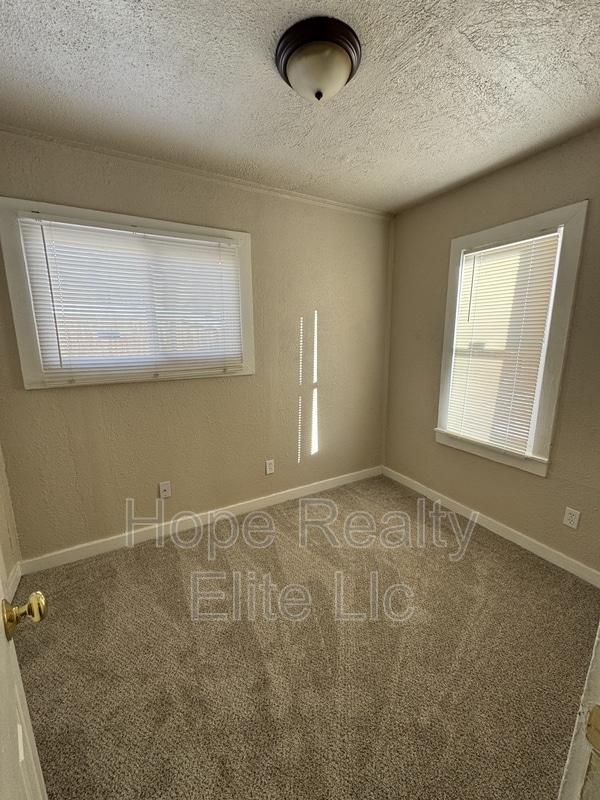 Building Photo - 2534 E St Vrain St