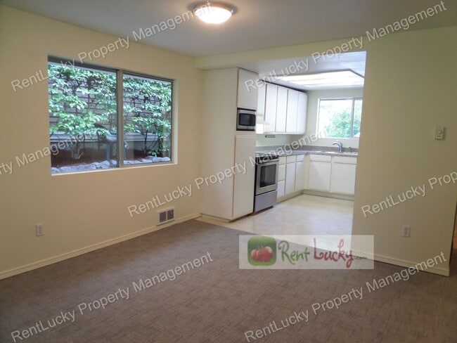 Building Photo - Super-Cute 2 Bedroom, 2 Bath Duplex in Unbeatable Location in Bellevue!!
