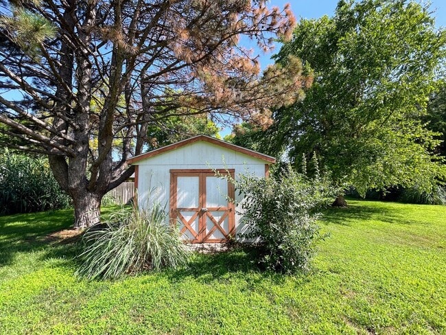 Building Photo - Comfortable 3 Bedroom 2 Bath House in Beau...