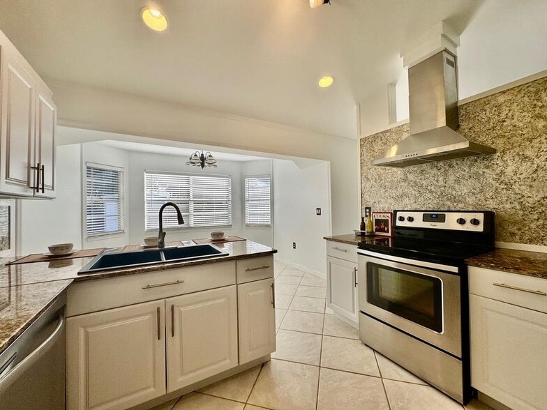 Building Photo - 2306 NE 5th Terrace