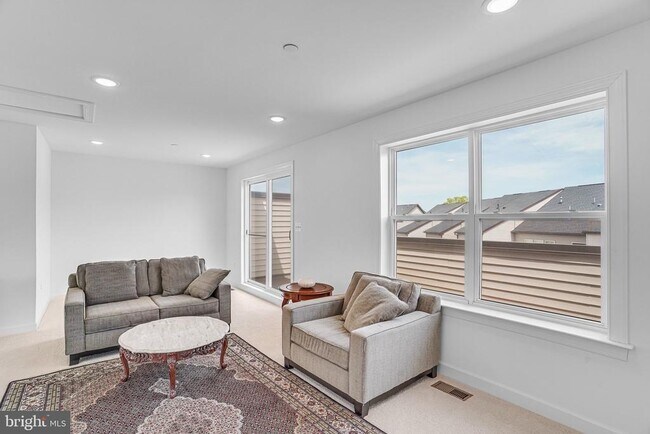 Building Photo - 4975 Longmire Wy