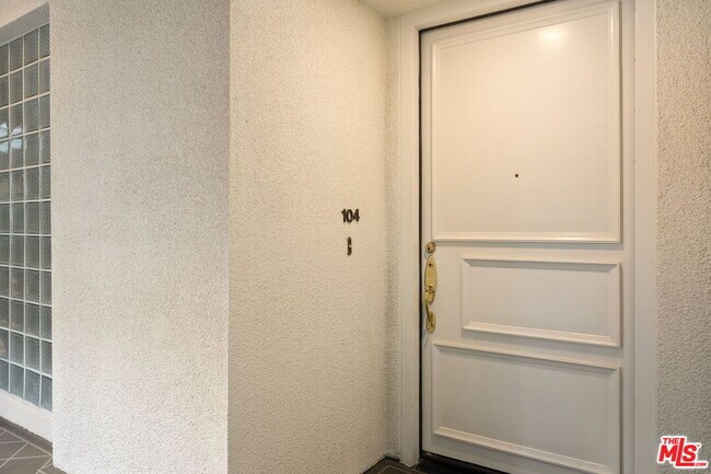 Building Photo - 2122 Century Park Ln