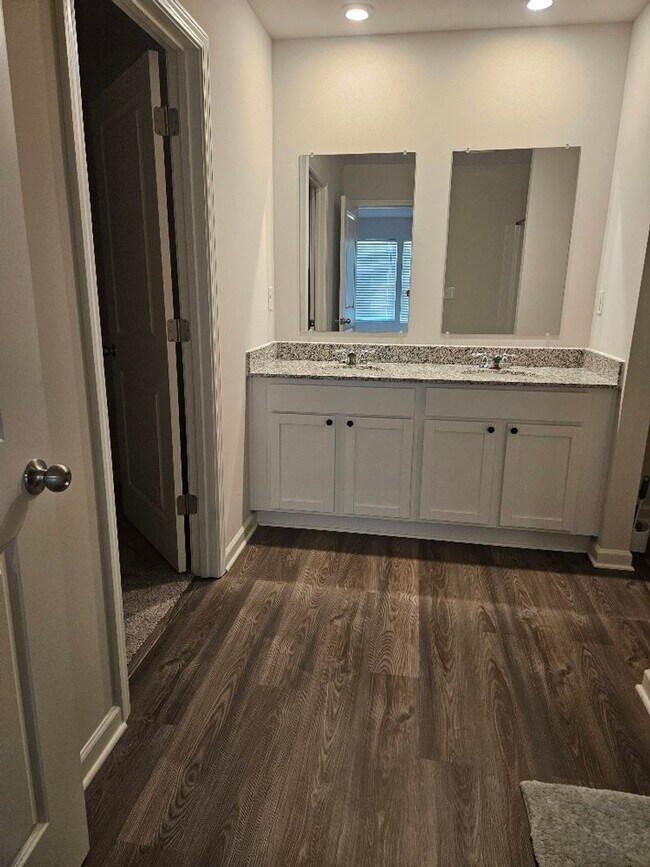 Building Photo - Brand New 4BD/2BA Home on Quiet Cul-de-Sac...
