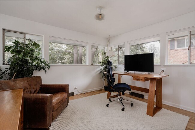 Building Photo - Chic 3BD, 3BA Mid-Century Home in Wheat Ri...