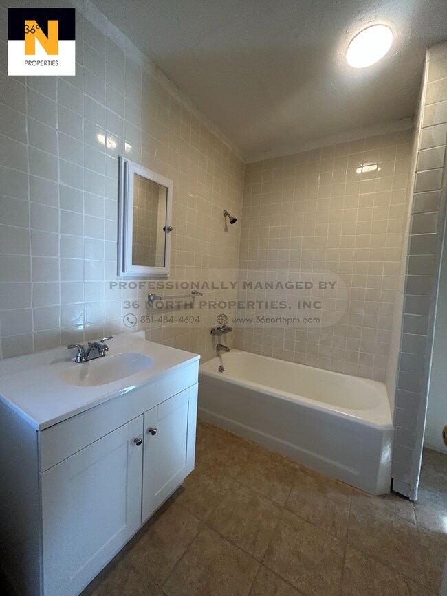 Building Photo - 216 7th St