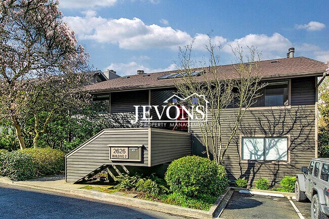 Building Photo - Top-floor 2-level condo with brand-new kit...